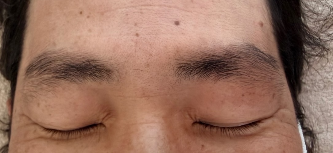眉スタイリング Before